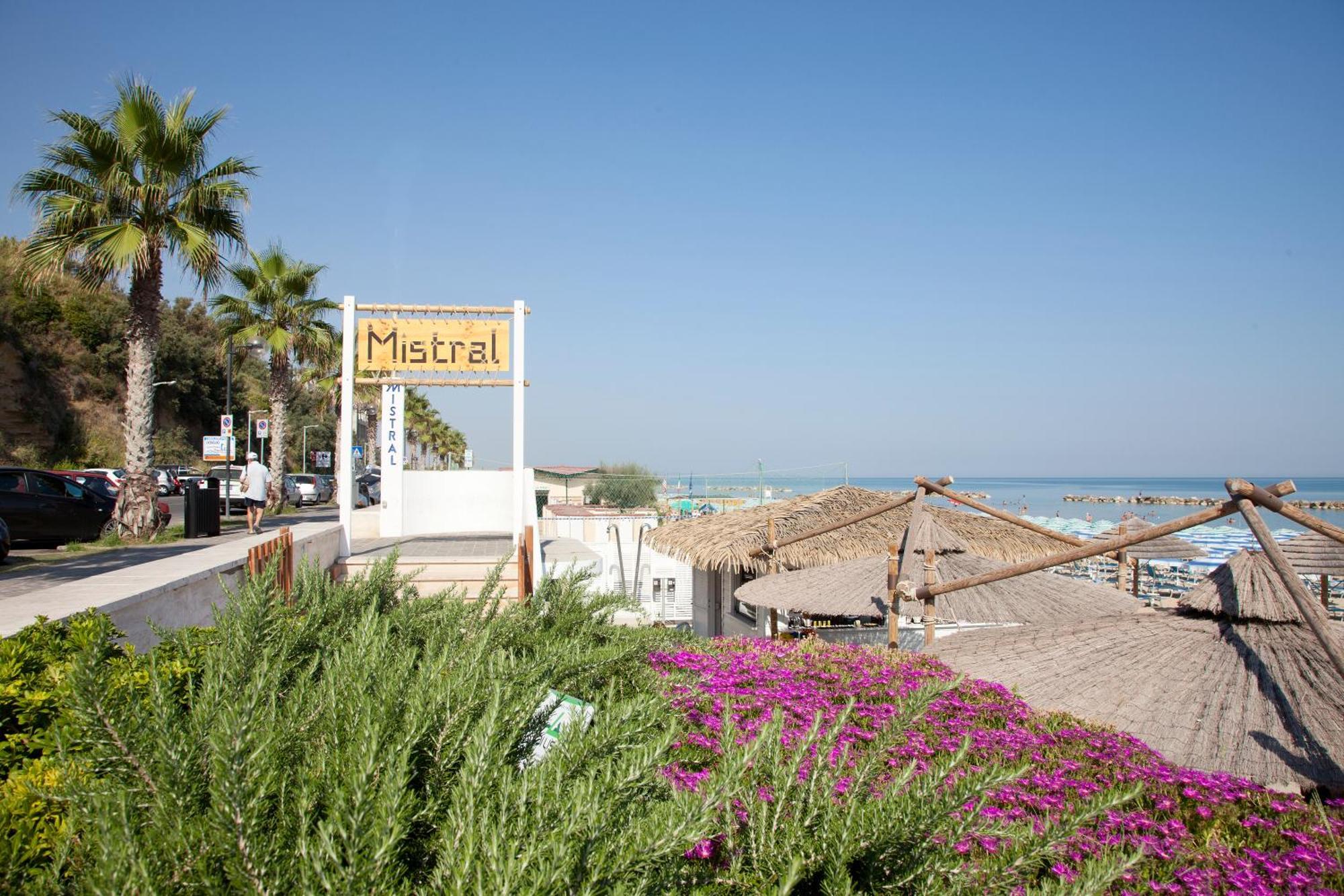 Hotel Mistral Térmoli Exterior foto